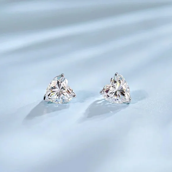 Sterling silver heart 🤍 stud earrings - Picture 3 of 4